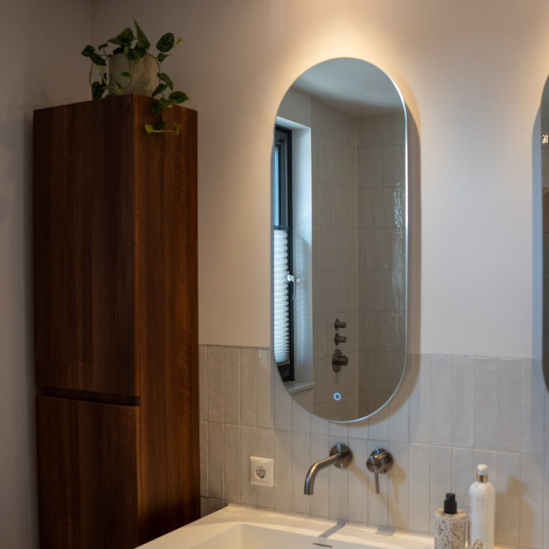 Badkamer met ovale spiegel