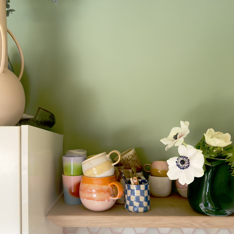 Groene keukenwand met servies