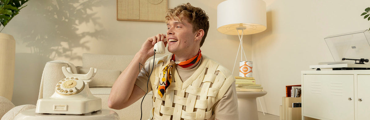 Een man met een telefoon in een fairf interieur