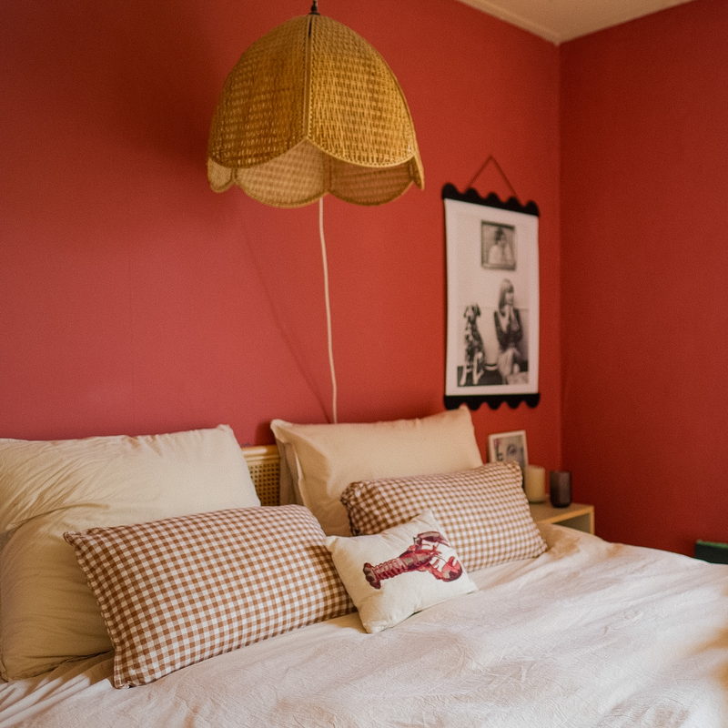 Slaapkamer met terracotta muur