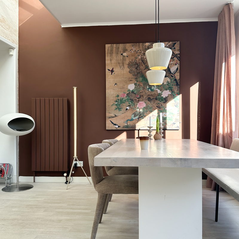 Eetkamer met warme bruine muur